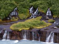 Insel umgeben von Hraunfossar Kaskaden